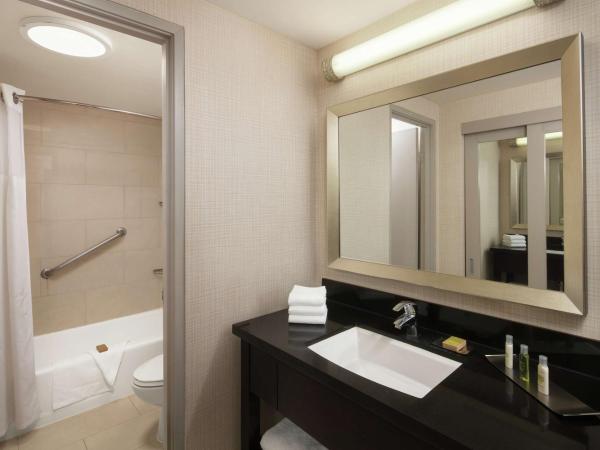 DoubleTree By Hilton San Diego Hotel Circle : photo 7 de la chambre chambre lit king-size avec balcon - non-fumeurs