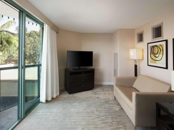 DoubleTree By Hilton San Diego Hotel Circle : photo 4 de la chambre suite lit king-size junior avec balcon - non-fumeurs
