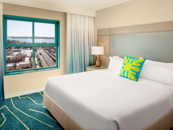 Embassy Suites by Hilton San Diego Bay Downtown : photo 3 de la chambre suite lit king-size - vue sur baie