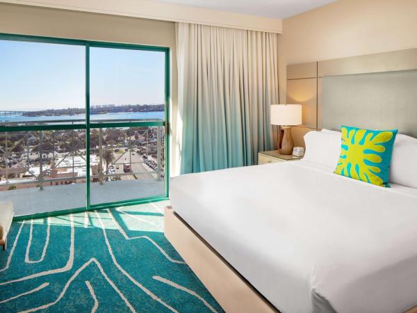 Embassy Suites by Hilton San Diego Bay Downtown : photo 3 de la chambre suite lit king-size avec balcon - vue sur baie