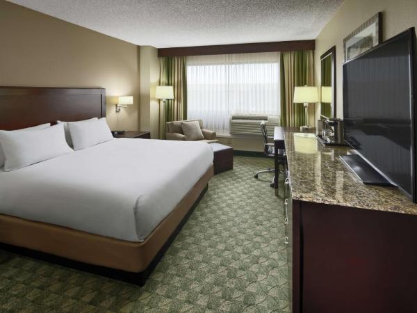 DoubleTree by Hilton San Antonio Downtown : photo 1 de la chambre chambre lit king-size avec douche accessible en fauteuil roulant - adaptée aux personnes à mobilité réduite/non-fumeurs