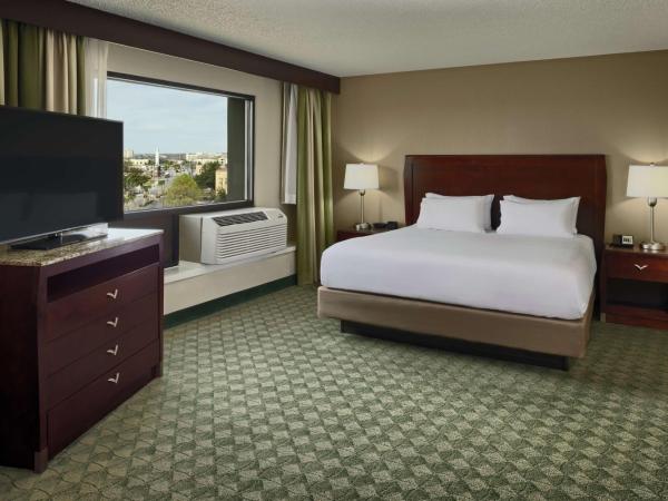 DoubleTree by Hilton San Antonio Downtown : photo 2 de la chambre suite junior lit king-size - non-fumeurs