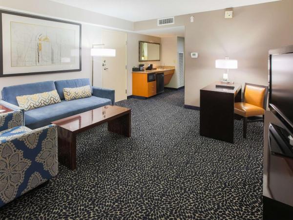 Embassy Suites by Hilton Louisville East : photo 1 de la chambre king suite with accessible tub - mobility and hearing access/non-smoking