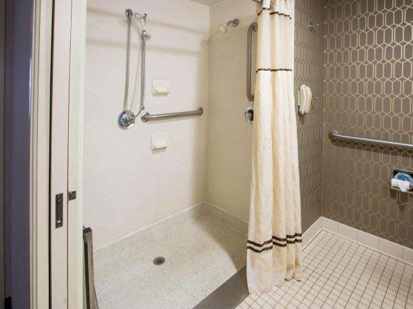 Embassy Suites by Hilton Louisville East : photo 3 de la chambre suite lit king-size avec douche accessible en fauteuil roulant - adaptée aux personnes malentendantes/à mobilité réduite - non-fumeurs