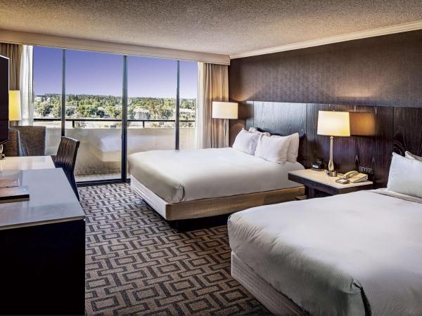 Hilton Sacramento Arden West : photo 1 de la chambre chambre exécutive avec 2 lits queen-size 