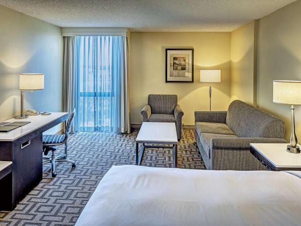 Hilton Sacramento Arden West : photo 1 de la chambre chambre lit king-size avec canapé-lit - non-fumeurs