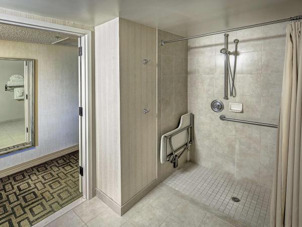 Hilton Sacramento Arden West : photo 2 de la chambre chambre lit queen-size avec 2 lits queen-size et douche accessible en fauteuil roulant  - accessible aux personnes à mobilité réduite et adaptée aux personnes malentendantes