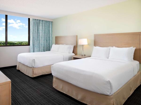Embassy Suites by Hilton Tampa Airport Westshore : photo 1 de la chambre two queen suite with city view - non-smoking