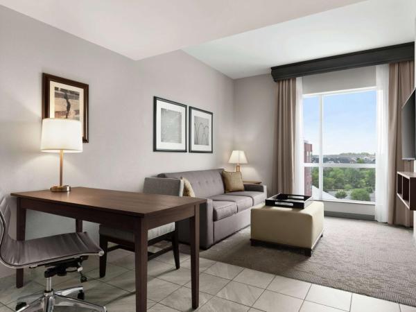 Embassy Suites Charlotte/Ayrsley : photo 1 de la chambre suite lit king-size 2 chambres