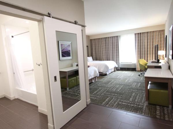 Hampton Inn & Suites Dallas Market Center : photo 7 de la chambre chambre 2 lits queen-size (4 adultes)