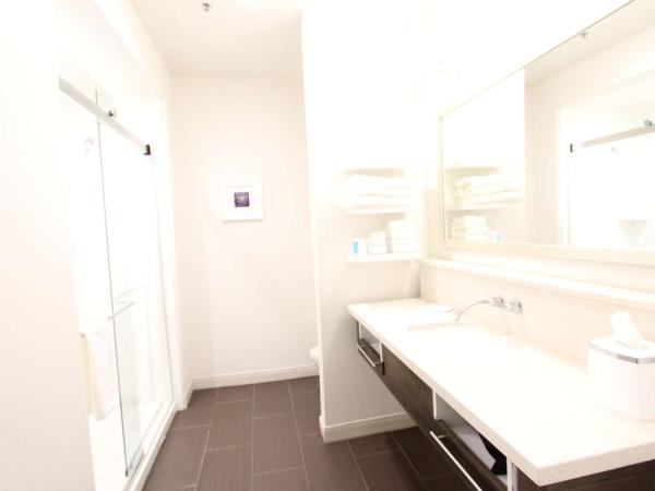 Hampton Inn & Suites Dallas Market Center : photo 9 de la chambre chambre 2 lits queen-size (4 adultes)