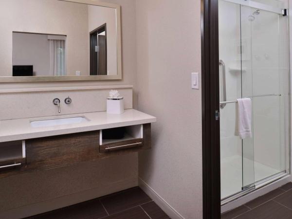 Hampton Inn & Suites Dallas Market Center : photo 9 de la chambre chambre avec 2 lits queen-size - accessible aux personnes à mobilité réduite - non-fumeurs 
