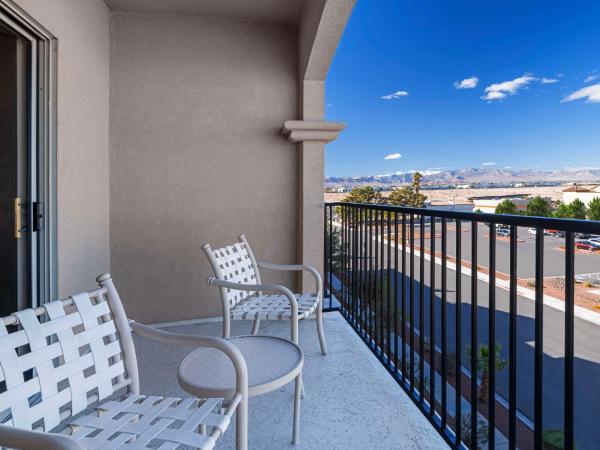 Hilton Garden Inn Las Vegas Strip South : photo 3 de la chambre suite 1 chambre lit king-size avec canapé-lit