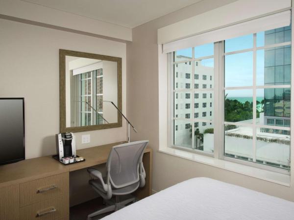 Hilton Garden Inn Miami South Beach : photo 2 de la chambre chambre avec 2 lits queen-size - pour personnes malentendantes