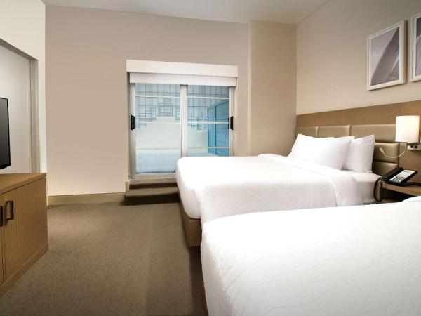 Hilton Garden Inn Miami South Beach : photo 1 de la chambre parlor queen room with two queen beds