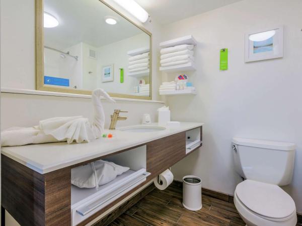 Hampton Inn Tampa International Airport/Westshore : photo 6 de la chambre chambre lit king-size - non-fumeurs