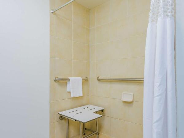 Hampton Inn Tampa International Airport/Westshore : photo 4 de la chambre chambre double pour personnes à mobilité réduite avec douche accessible en fauteuil roulant - non-fumeurs