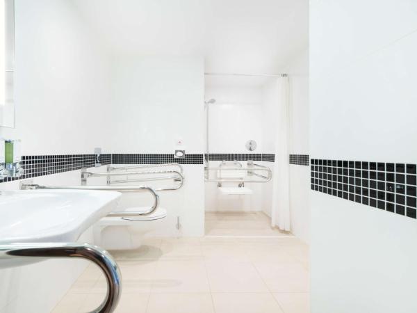 Hampton by Hilton Krakow : photo 3 de la chambre chambre lit queen-size - pour personnes à mobilité réduite