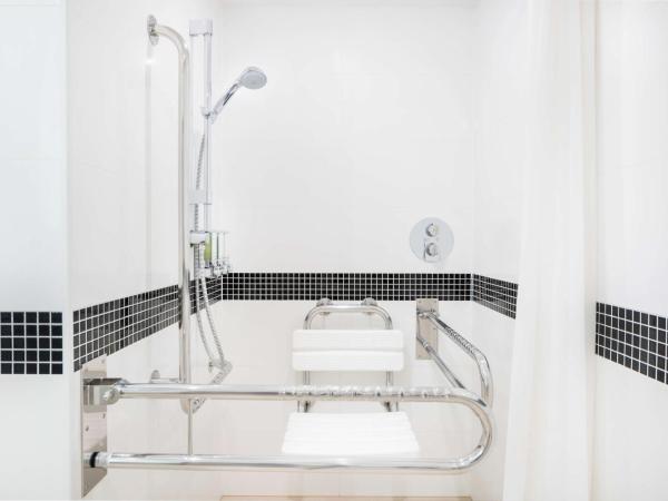 Hampton by Hilton Krakow : photo 4 de la chambre chambre lit queen-size - pour personnes à mobilité réduite