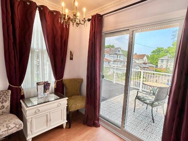 Redwood Bed and Breakfast : photo 5 de la chambre chambre lit queen-size avec balcon