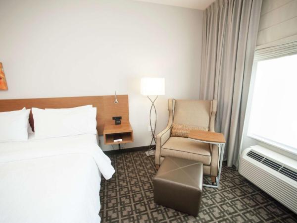 Hilton Garden Inn San Antonio-Live Oak Conference Center : photo 1 de la chambre chambre lit king-size avec baignoire accessible aux personnes à mobilité réduite - adaptée aux personnes à mobilité réduite