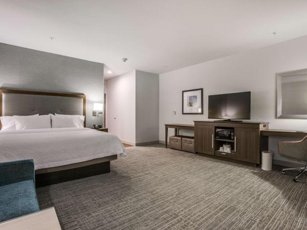 Hampton Inn & Suites Dallas-Central Expy/North Park Area : photo 1 de la chambre chambre lit king-size - non-fumeurs