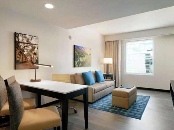 Embassy Suites By Hilton San Antonio Landmark : photo 2 de la chambre suite 1 chambre avec lit king-size - adaptée aux personnes à mobilité réduite/malentendantes avec douche accessible en fauteuil roulant