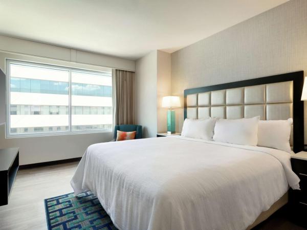 Embassy Suites By Hilton San Antonio Landmark : photo 3 de la chambre suite 1 chambre avec lit king-size - adaptée aux personnes à mobilité réduite/malentendantes avec douche accessible en fauteuil roulant