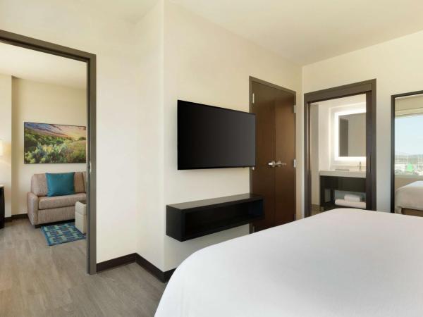 Embassy Suites By Hilton San Antonio Landmark : photo 3 de la chambre suite lit king-size 2 chambres