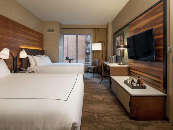 The Porter Portland, Curio Collection By Hilton : photo 1 de la chambre chambre avec 2 grands lits queen-size
