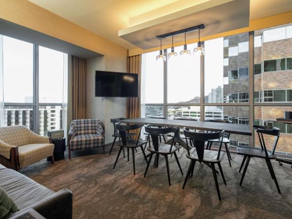 The Porter Portland, Curio Collection By Hilton : photo 1 de la chambre suite de luxe avec lit king-size - vue sur ville