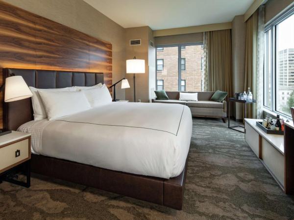 The Porter Portland, Curio Collection By Hilton : photo 2 de la chambre chambre d'angle avec lit king-size - vue sur ville