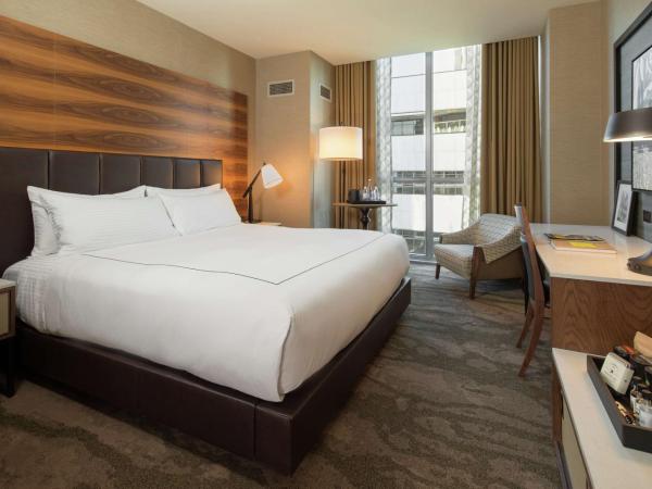 The Porter Portland, Curio Collection By Hilton : photo 1 de la chambre chambre lit king-size avec vue sur la ville - accessible aux malentendants