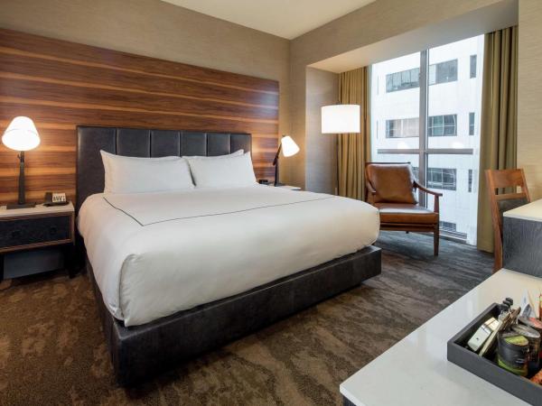 The Porter Portland, Curio Collection By Hilton : photo 2 de la chambre suite de luxe avec lit king-size - vue sur ville