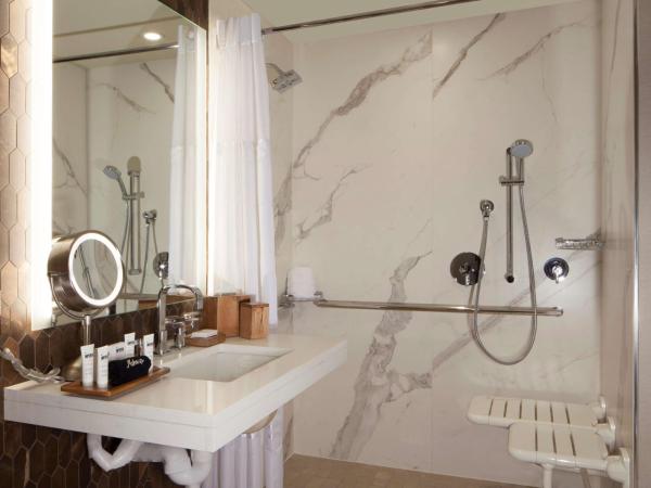 The Porter Portland, Curio Collection By Hilton : photo 6 de la chambre chambre lit king-size adaptée aux personnes à mobilité réduite et malentendantes - vue sur ville