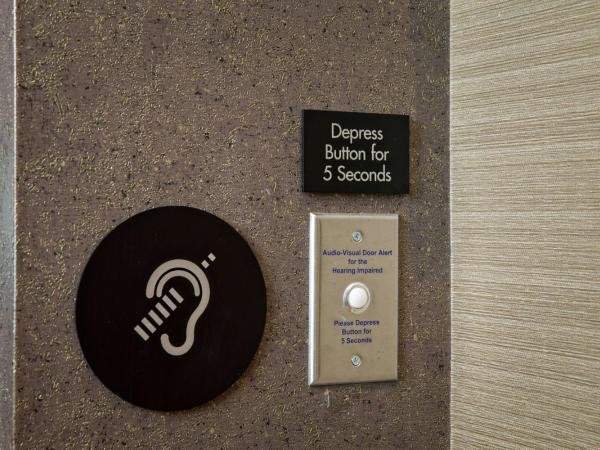 The Porter Portland, Curio Collection By Hilton : photo 4 de la chambre chambre lit king-size adaptée aux personnes à mobilité réduite et malentendantes - vue sur ville