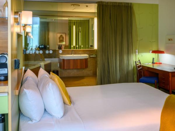 Ohtel Wellington : photo 1 de la chambre chambre lit king-size de luxe avec baignoire