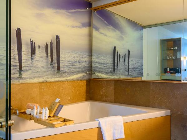 Ohtel Wellington : photo 3 de la chambre chambre lit king-size de luxe avec baignoire