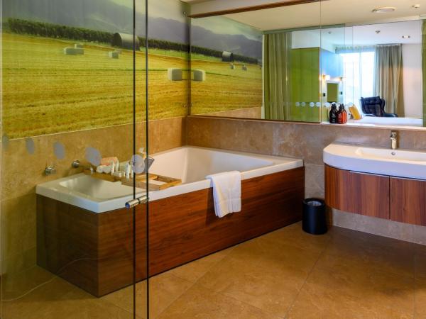 Ohtel Wellington : photo 6 de la chambre chambre lit king-size de luxe avec baignoire