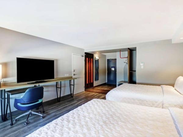 Tru By Hilton Edmonton Windermere : photo 2 de la chambre chambre lit queen-size avec 2 lits queen-size et douche accessible en fauteuil roulant  - accessible aux personnes à mobilité réduite et adaptée aux personnes malentendantes