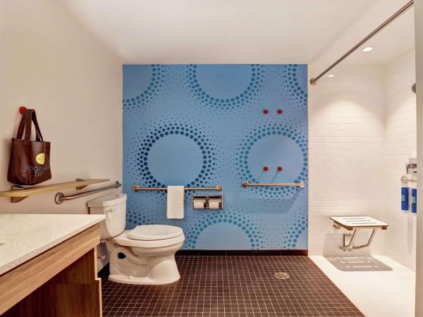 Tru By Hilton Edmonton Windermere : photo 4 de la chambre chambre lit king-size avec douche accessible en fauteuil roulant - adaptée aux personnes à mobilité réduite et aux malentendants