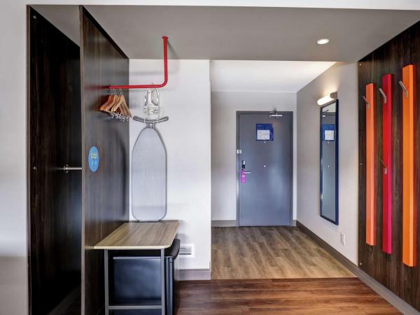Tru By Hilton Edmonton Windermere : photo 1 de la chambre chambre lit king-size avec douche accessible en fauteuil roulant - adaptée aux personnes à mobilité réduite et aux malentendants