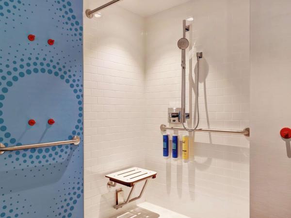 Tru By Hilton Edmonton Windermere : photo 5 de la chambre chambre lit king-size avec douche accessible en fauteuil roulant - adaptée aux personnes à mobilité réduite et aux malentendants