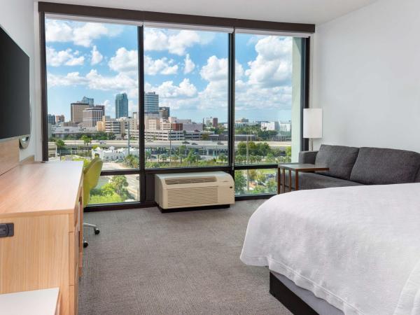 Hampton Inn Tampa Downtown Channel District : photo 3 de la chambre chambre lit king-size - vue sur ville