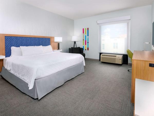 Hampton Inn Tampa Downtown Channel District : photo 1 de la chambre chambre lit king-size avec douche accessible en fauteuil roulant -adaptée aux personnes à mobilité réduite/malentendantes - non-fumeurs