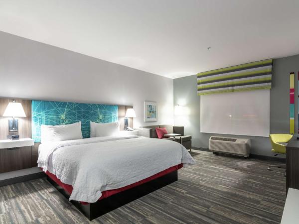 Hampton Inn & Suites Dallas East : photo 1 de la chambre chambre lit king-size avec canapé-lit