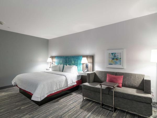 Hampton Inn & Suites Dallas East : photo 2 de la chambre chambre lit king-size avec canapé-lit
