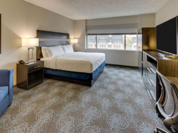 DoubleTree by Hilton St. Louis Forest Park : photo 3 de la chambre chambre lit king-size - accessible aux personnes à mobilité réduite 