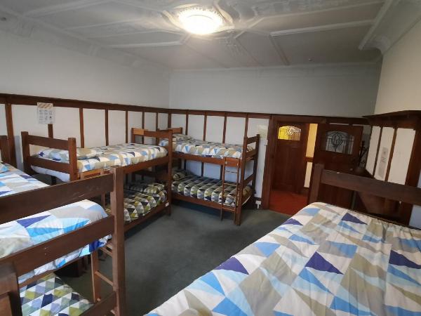 Manor house backpackers : photo 1 de la chambre dortoir mixte de 8 lits 