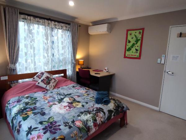Monique's Nth Shore Prvt bthrom Air Con TV茉莉卡独立卫浴空调屋4人 : photo 1 de la chambre chambre lit queen-size